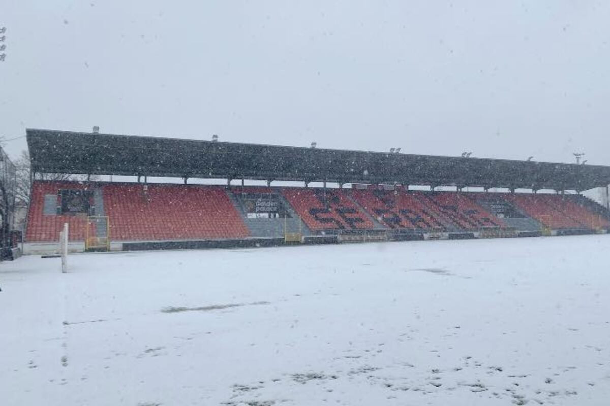 Conditions Hivernales : Le Match Seraing-Lierse Reporté en Raison d'un Terrain Enneigé