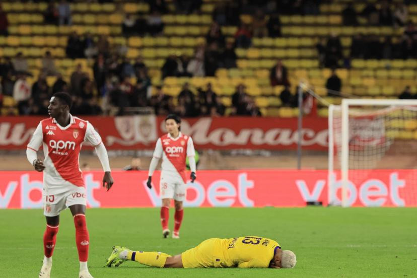 Photo de couverture de l'article Coupe de France : Joshua King (Toulouse) évacué après un violent choc à la tête