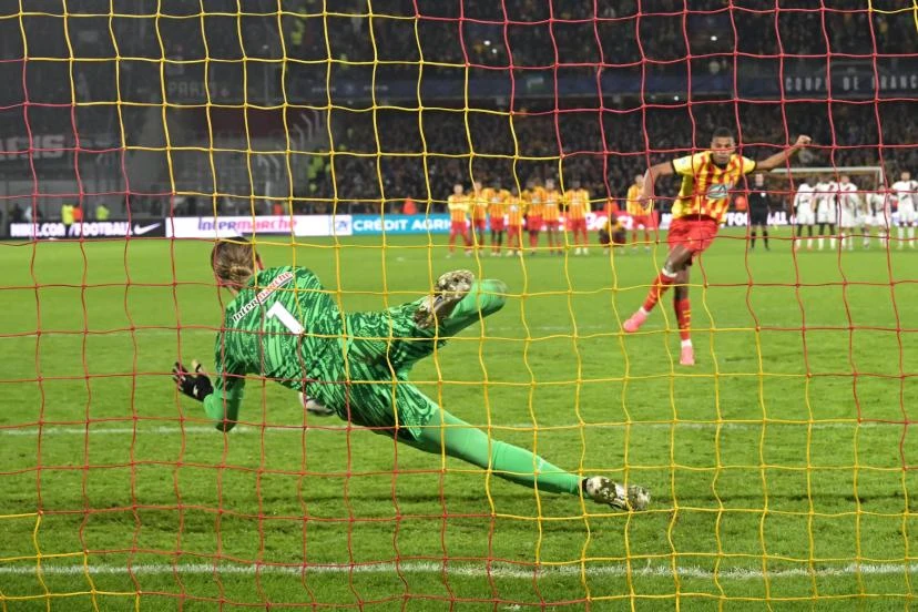 Photo de couverture de l'article Safonov, héros des tirs au but : Le PSG arrache sa qualification face à Lens