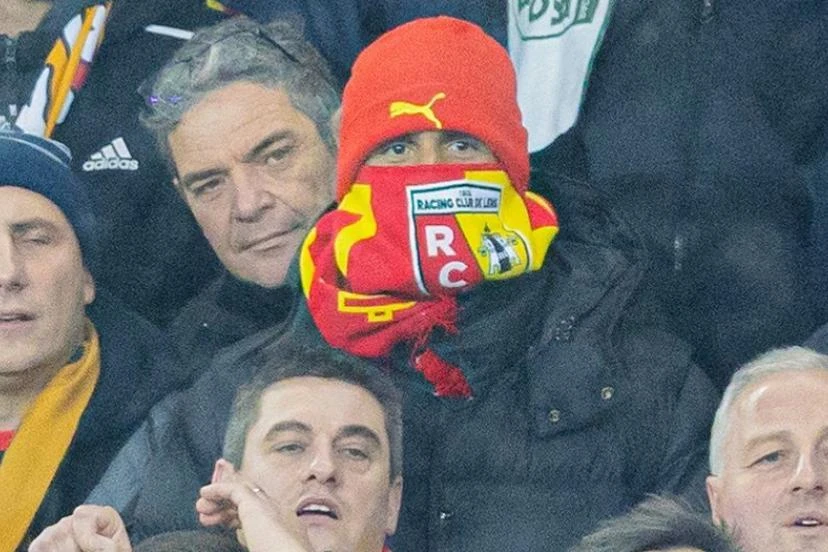 Varane, supporter surprise : l'ancien Bleu se fond dans le kop lensois face au PSG