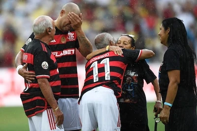 Photo de couverture de l'article Larmes et émotion : Adriano fait ses adieux déchirants au Maracana, guidé par le message posthume de son père